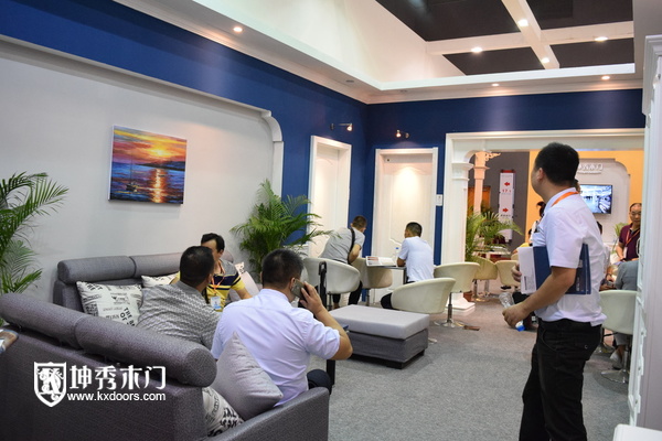 重庆坤秀木门客户在了解咨询